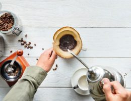 Coffee preparation manual crank grinder